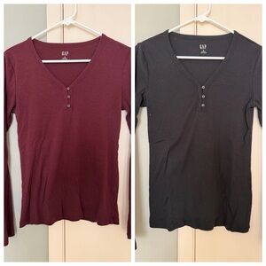 GAP Women's Long Sleeve V-Neck Tops - Maroon and Black